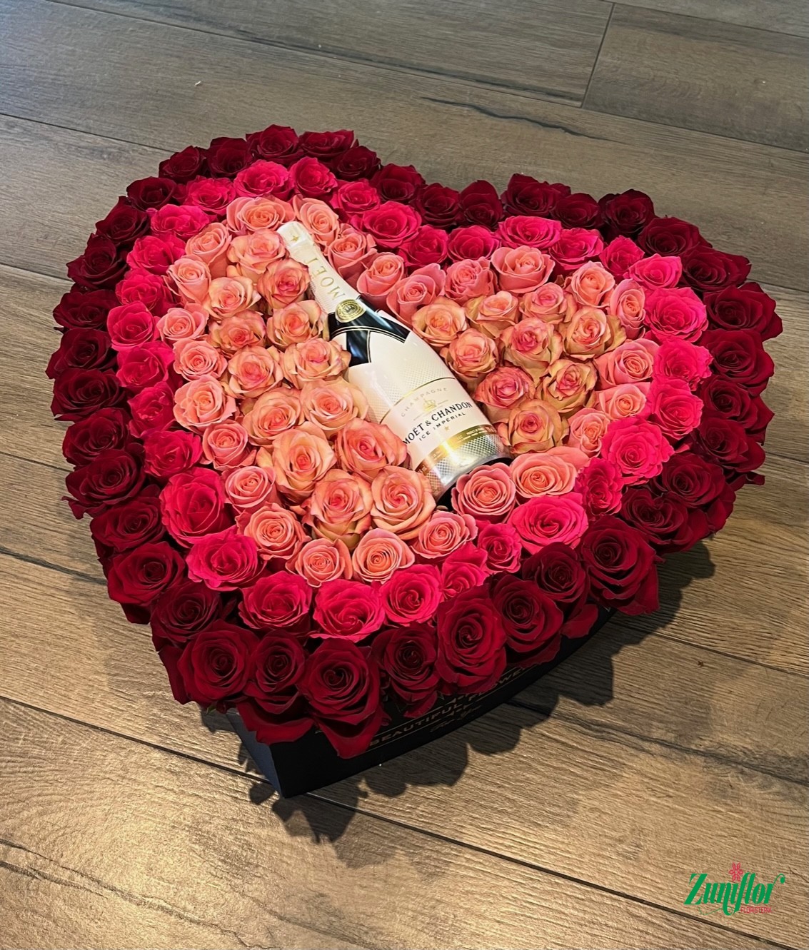 Amor Mio, Nuestra Caja de Corazón incluye 120 rosas importadas y una botella de Moët.